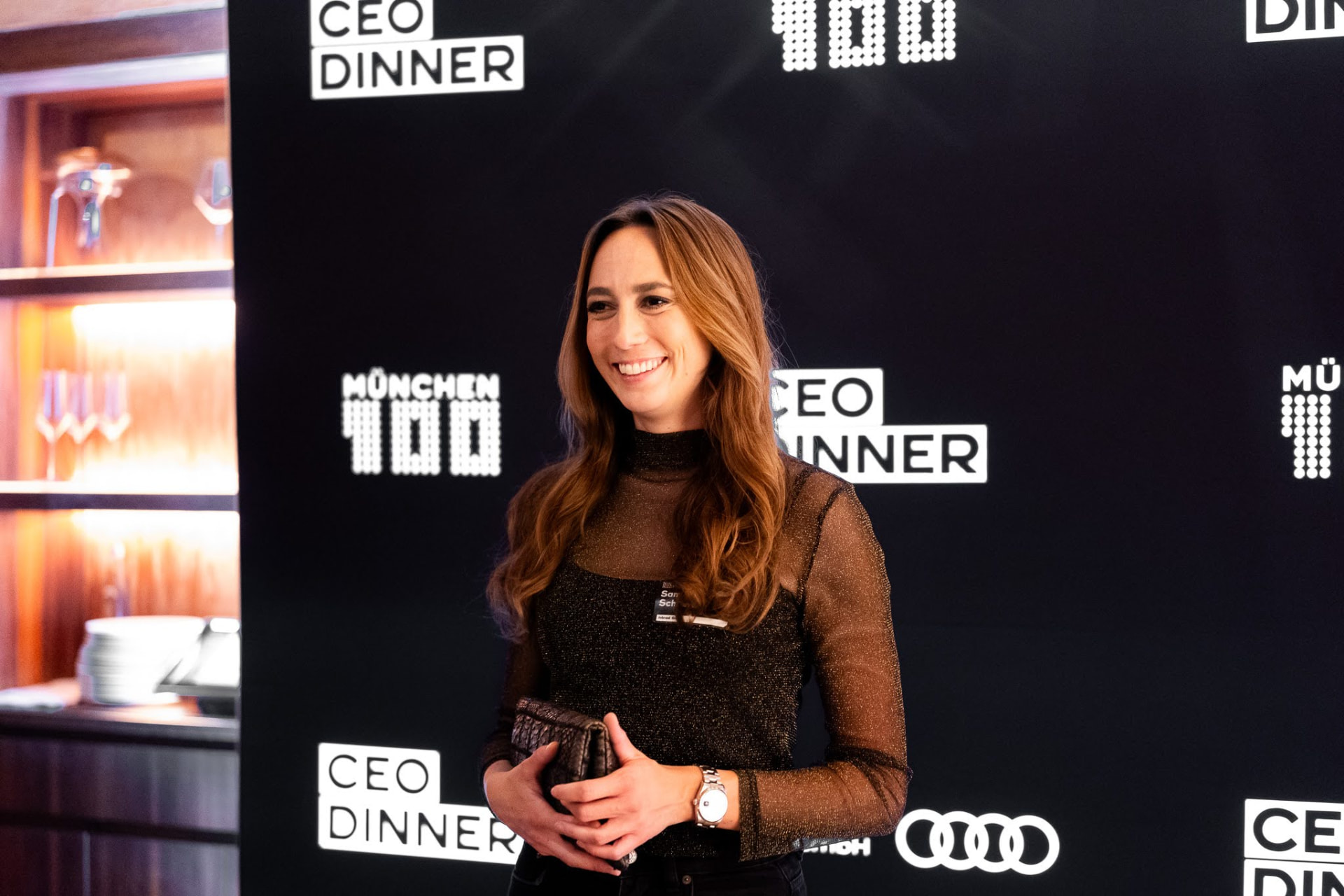 Gast vor der Hamburg100 CEO-Dinner Fotowand